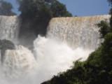  Mbigua 瀑布和 Bernabe Mendez 瀑布 (24 秒短片)