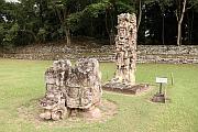 石碑Ｆ與前面的祭壇