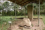 石碑Ｊ與前面的祭壇