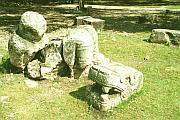 Chac-mool 石像和羽蛇神頭部石雕 - 破爛版本