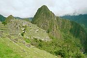 背後的山峰便是摔死人的 Huaina Picchu
