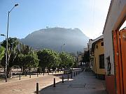 仰望 Cerro de Monserrate