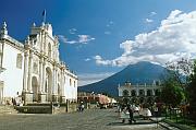 Volcán Agua 與 Cathedral de Santiago