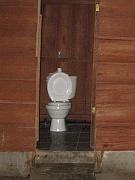營地的簡單座廁